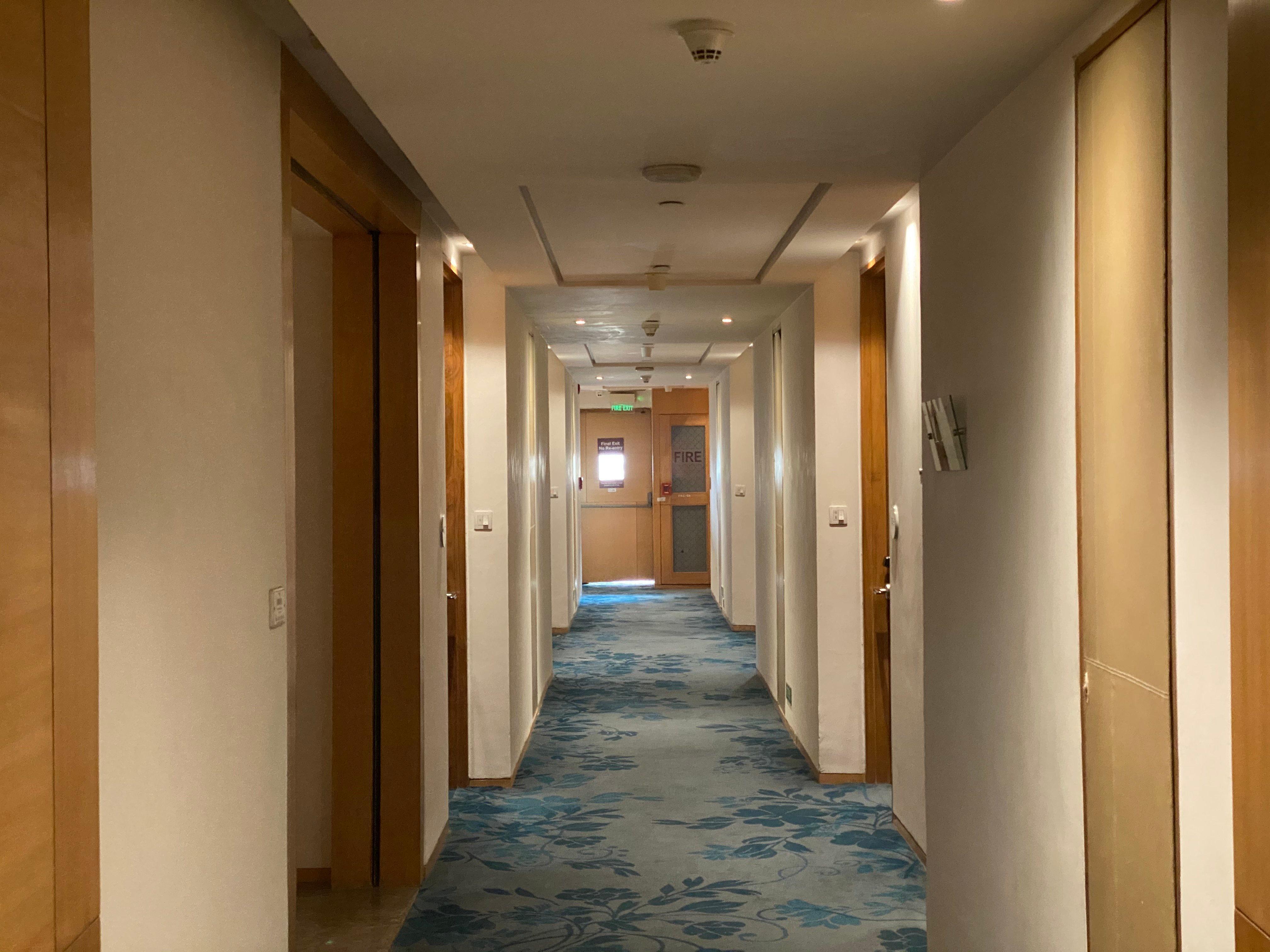 Holiday Inn New Delhi Mayur Vihar Noida By Ihg Exterior foto A corridor at the hotel