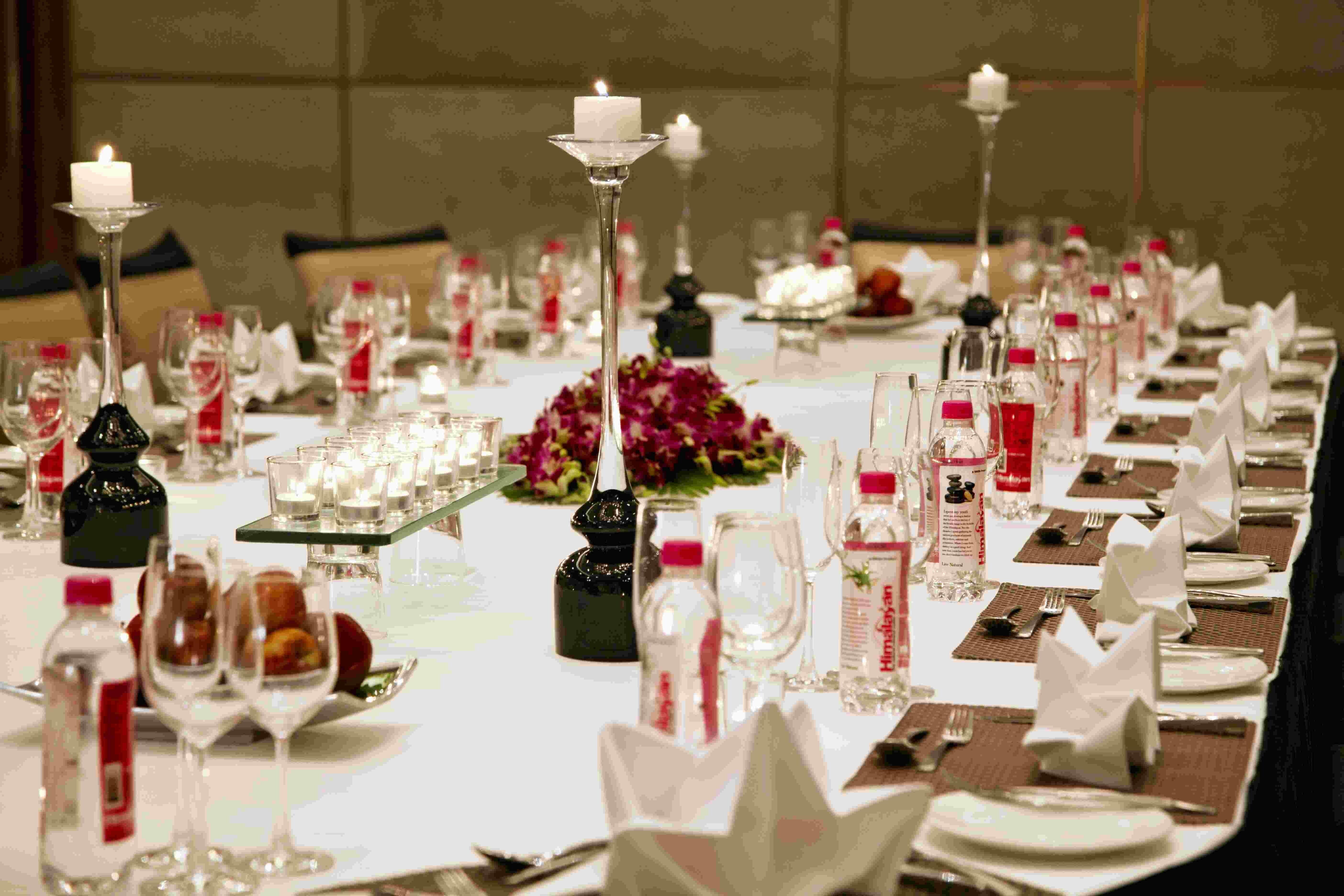 Holiday Inn New Delhi Mayur Vihar Noida By Ihg Exterior foto A table set for a formal dinner