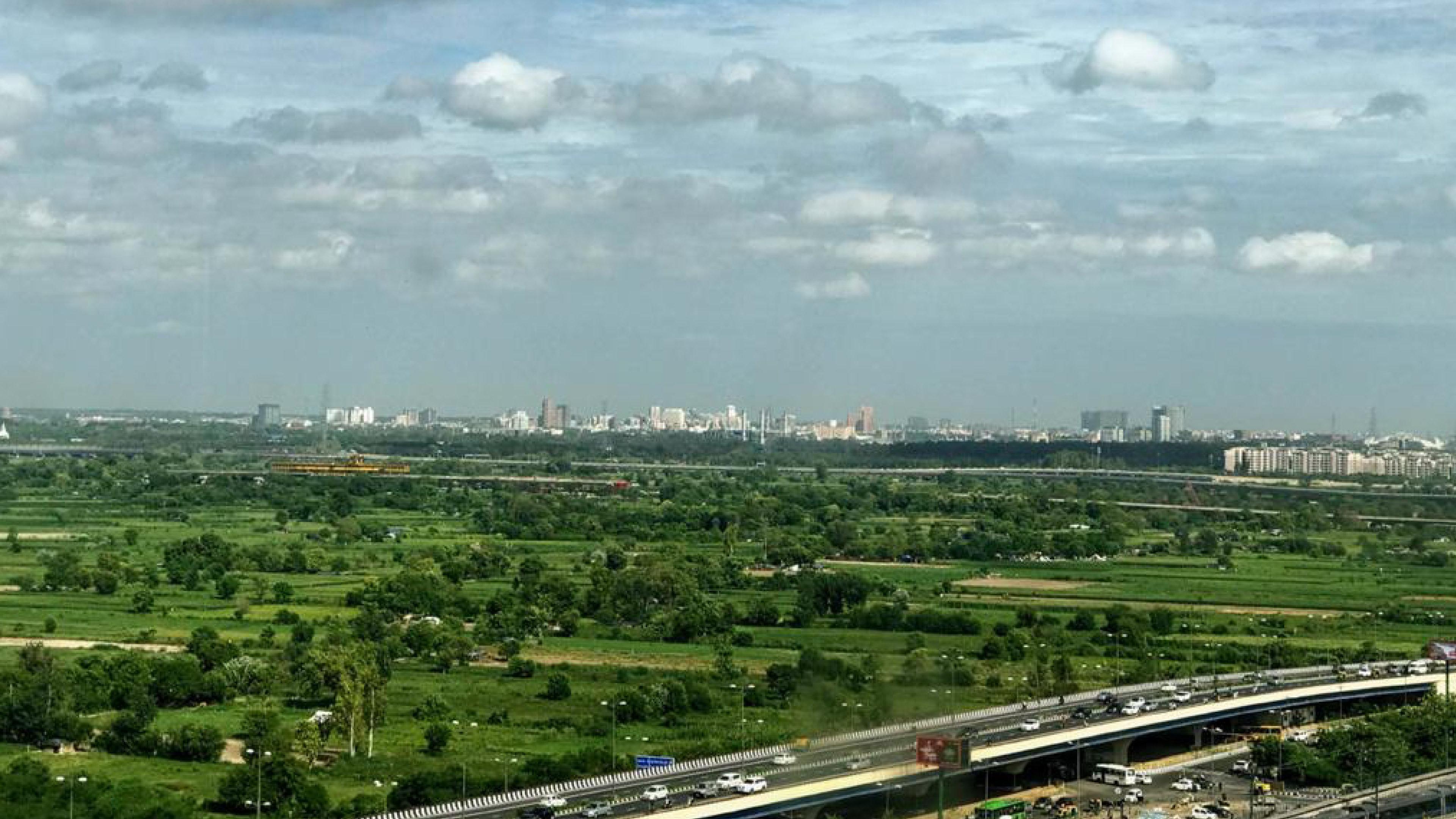Holiday Inn New Delhi Mayur Vihar Noida By Ihg Exterior foto View of the city from the highway