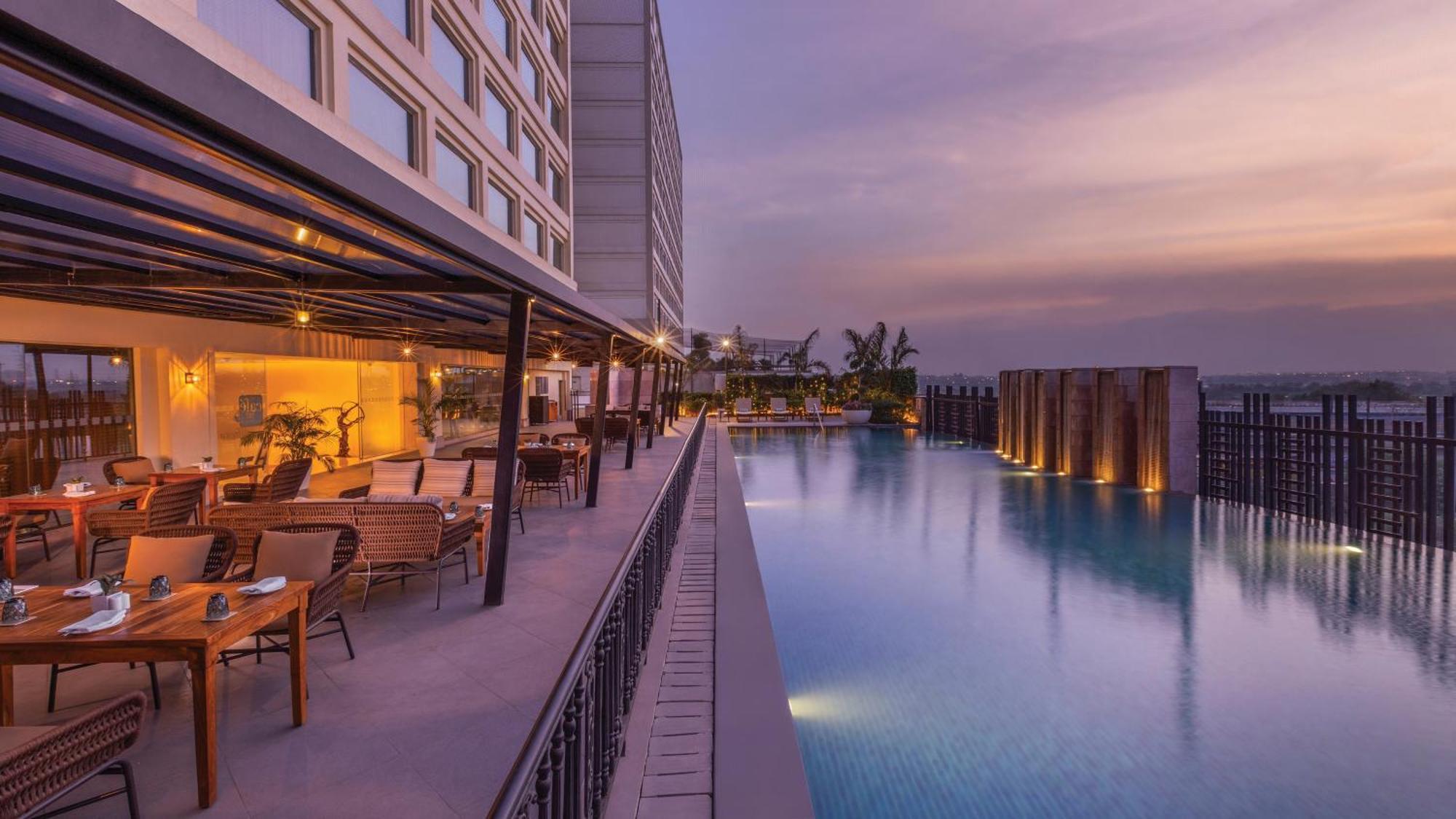 Holiday Inn New Delhi Mayur Vihar Noida By Ihg Exterior foto The swimming pool at the hotel