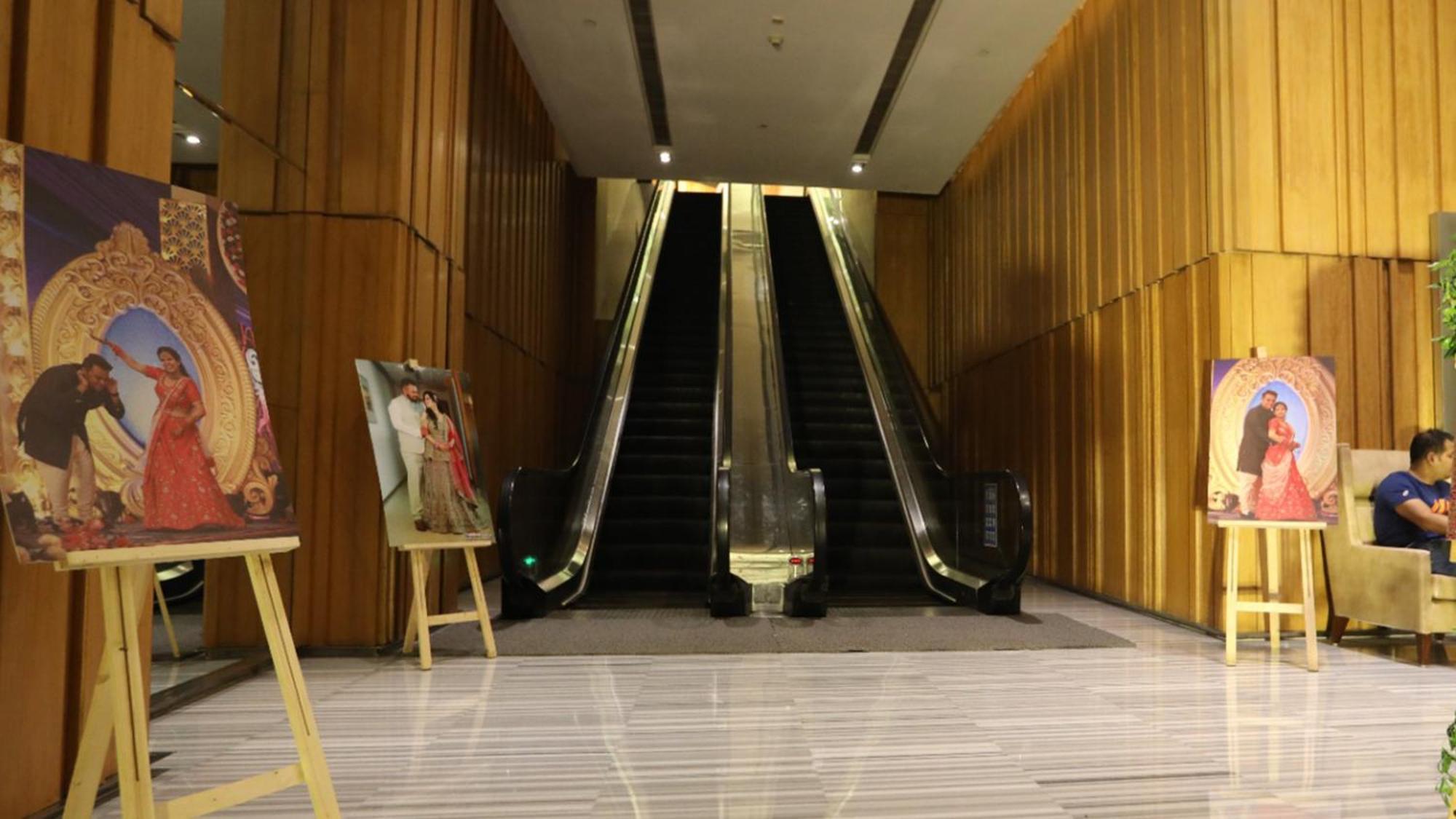 Holiday Inn New Delhi Mayur Vihar Noida By Ihg Exterior foto Escalators at the lobby