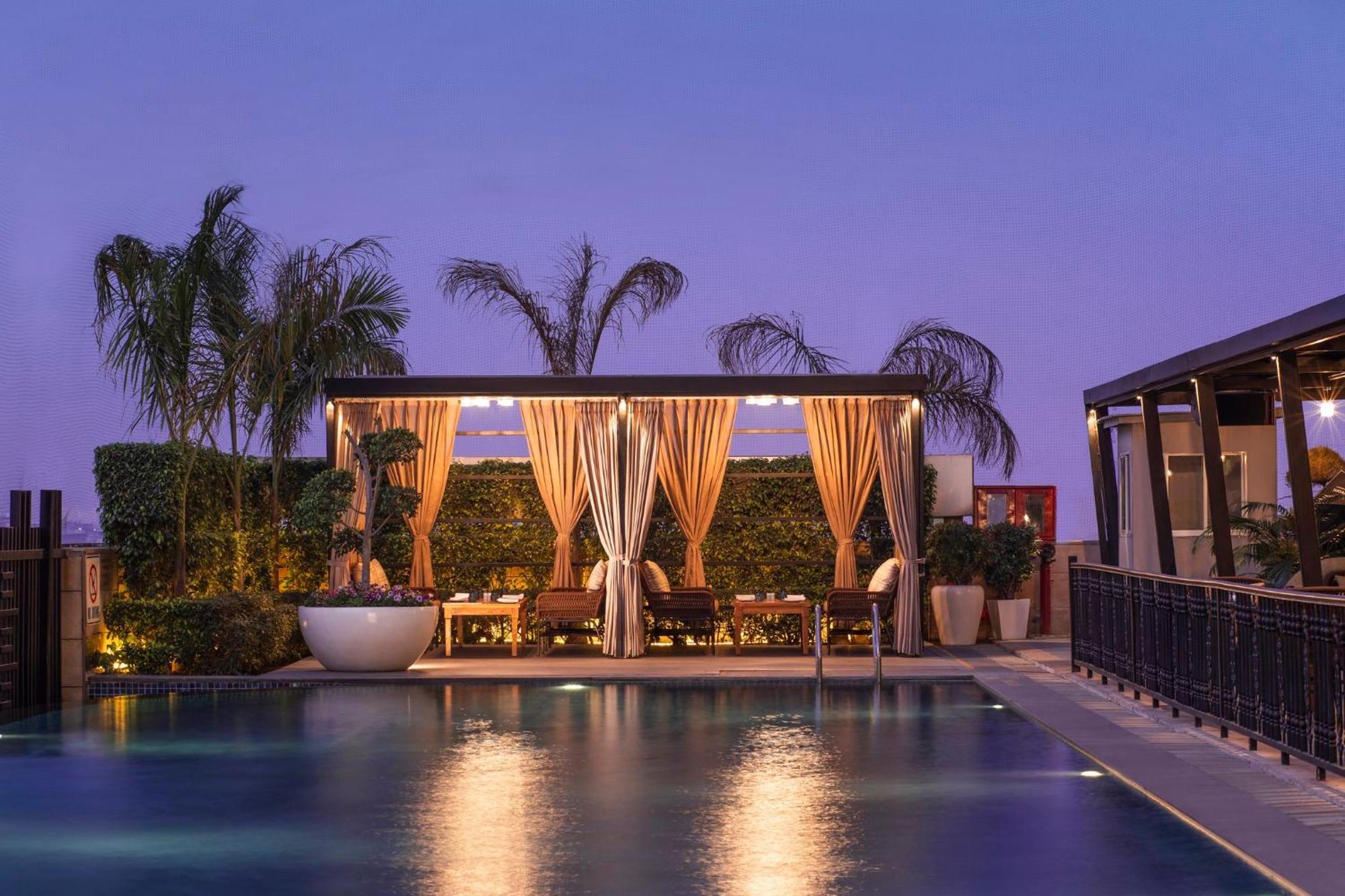 Holiday Inn New Delhi Mayur Vihar Noida By Ihg Exterior foto The pool at the rooftop bar